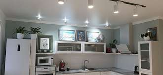 Споты как дополнение кухонного освещения